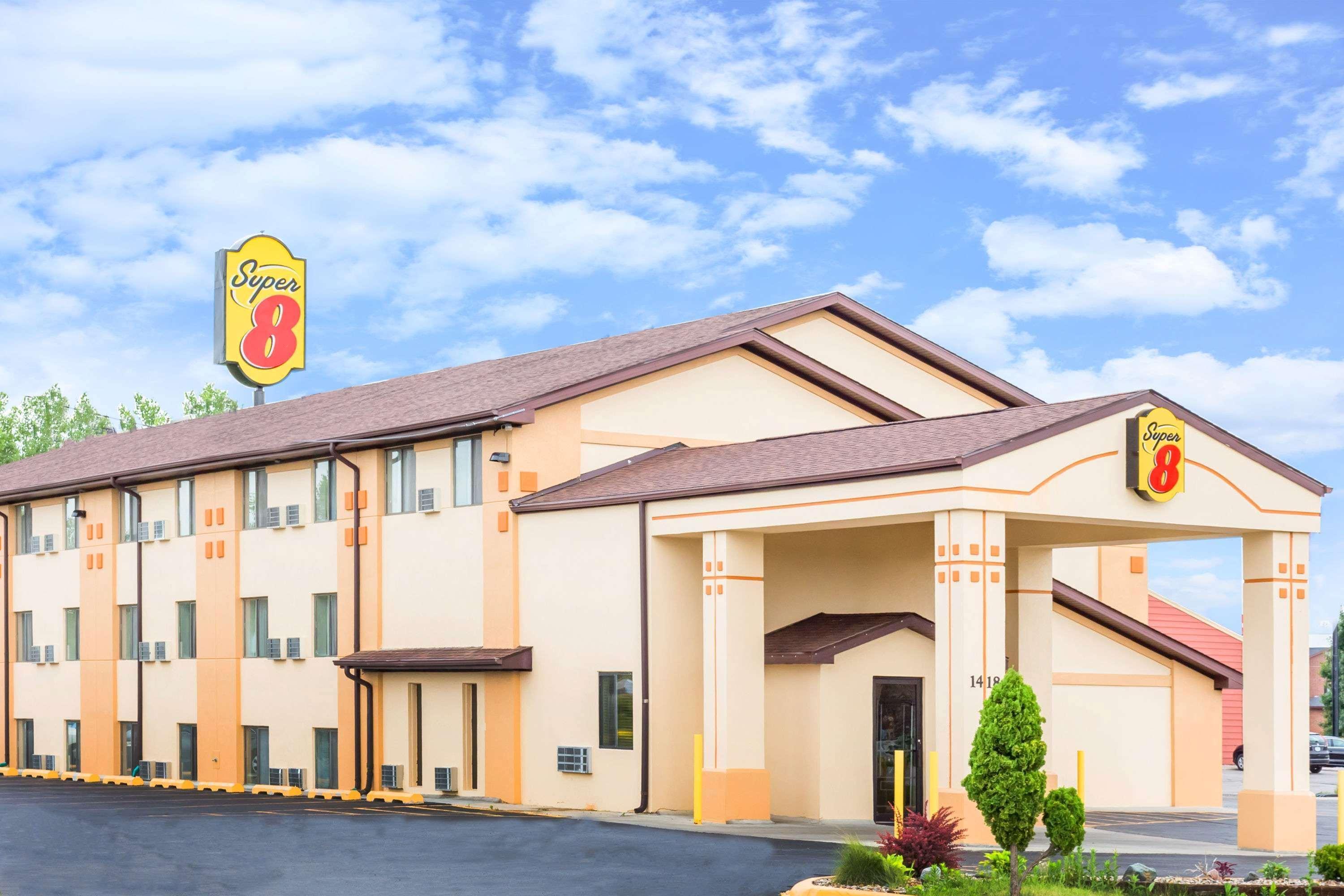 Super 8 By Wyndham Ames Hotel Exterior photo