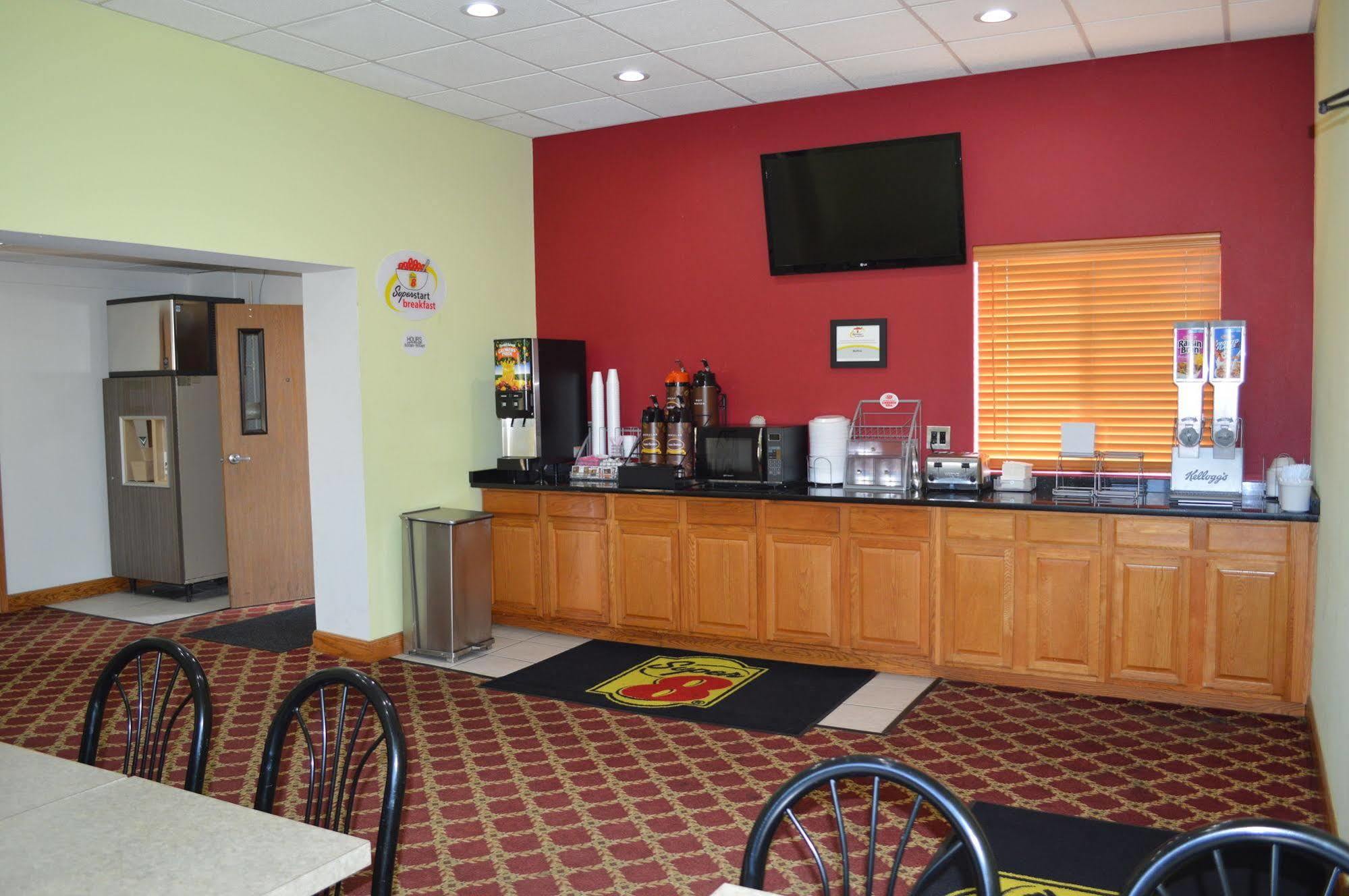 Super 8 By Wyndham Ames Hotel Exterior photo